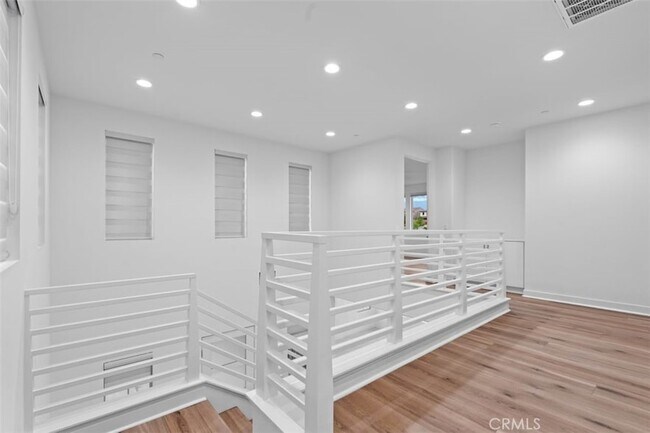Building Photo - 35963 Bertain Dr