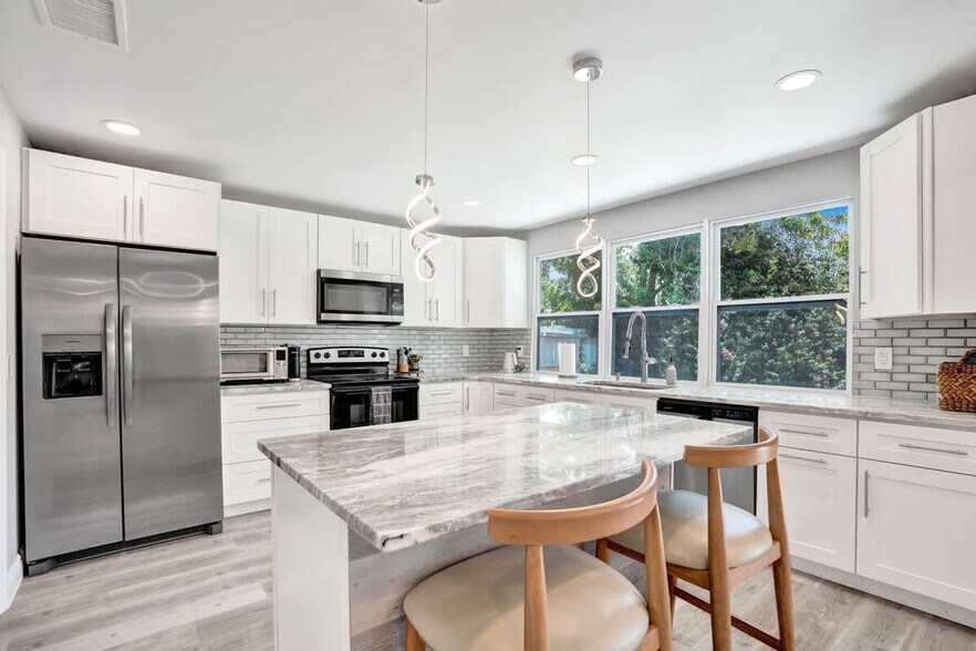 Building Photo - 1587 NE 30th St