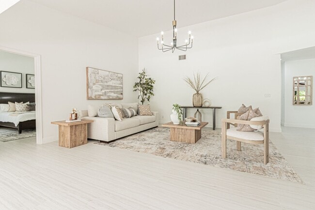 Building Photo - Newly Renovated 3 Bedroom Pool Home in Des...