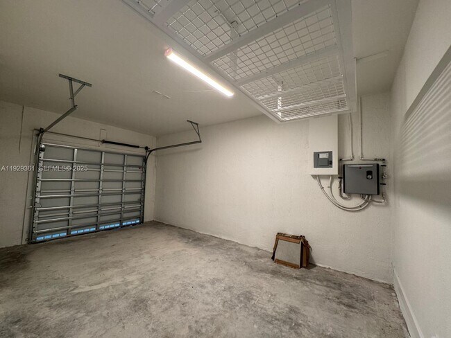 Building Photo - 635 SE 13th St Cir