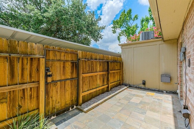 Building Photo - 2507 Bering Dr