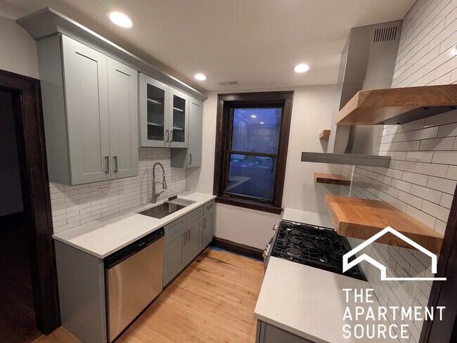 Building Photo - 2626 W Devon Ave