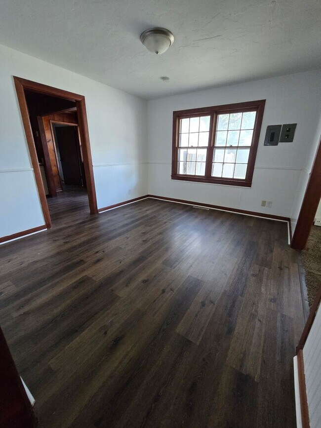 Primary Photo - Spacious 2 Bedroom, 1.5 Bath Home in Sprin...