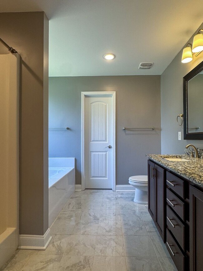 Building Photo - Beautiful 4 Bed 2.5 Bath Home in North Fayetteville