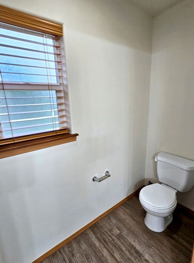 Building Photo - Open, One-Level Living- 4 Bedroom, 2.5 Bath Richland Home with Spacious Backyard