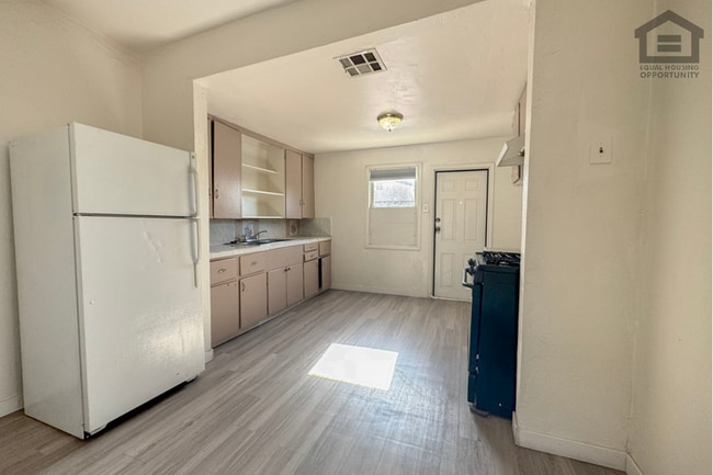 Building Photo - 2Bed/1Bath Apartment at Camelback Rd/Central Ave! Ready for Immediate Move-In! – NO HOA!