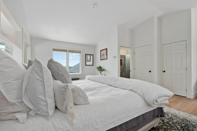 Building Photo - 114 Fairbanks St