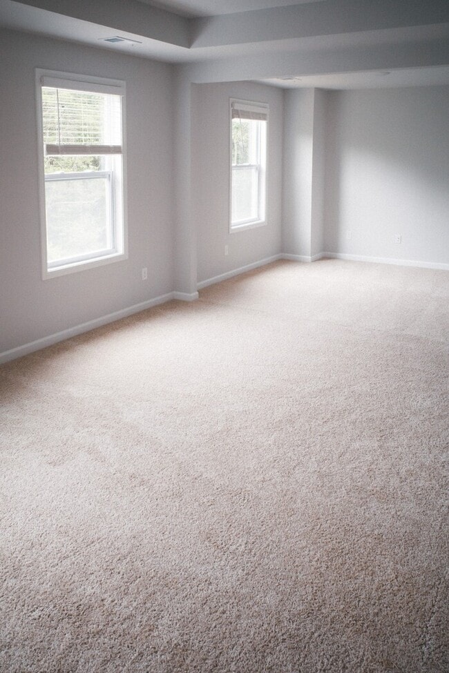 Building Photo - 4 Bed/ 3 Bath Townhome with Immediate Occupancy!