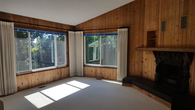 Building Photo - Raleigh Hills Beauty! XL Yard & Attached Garage! Dogs OK!