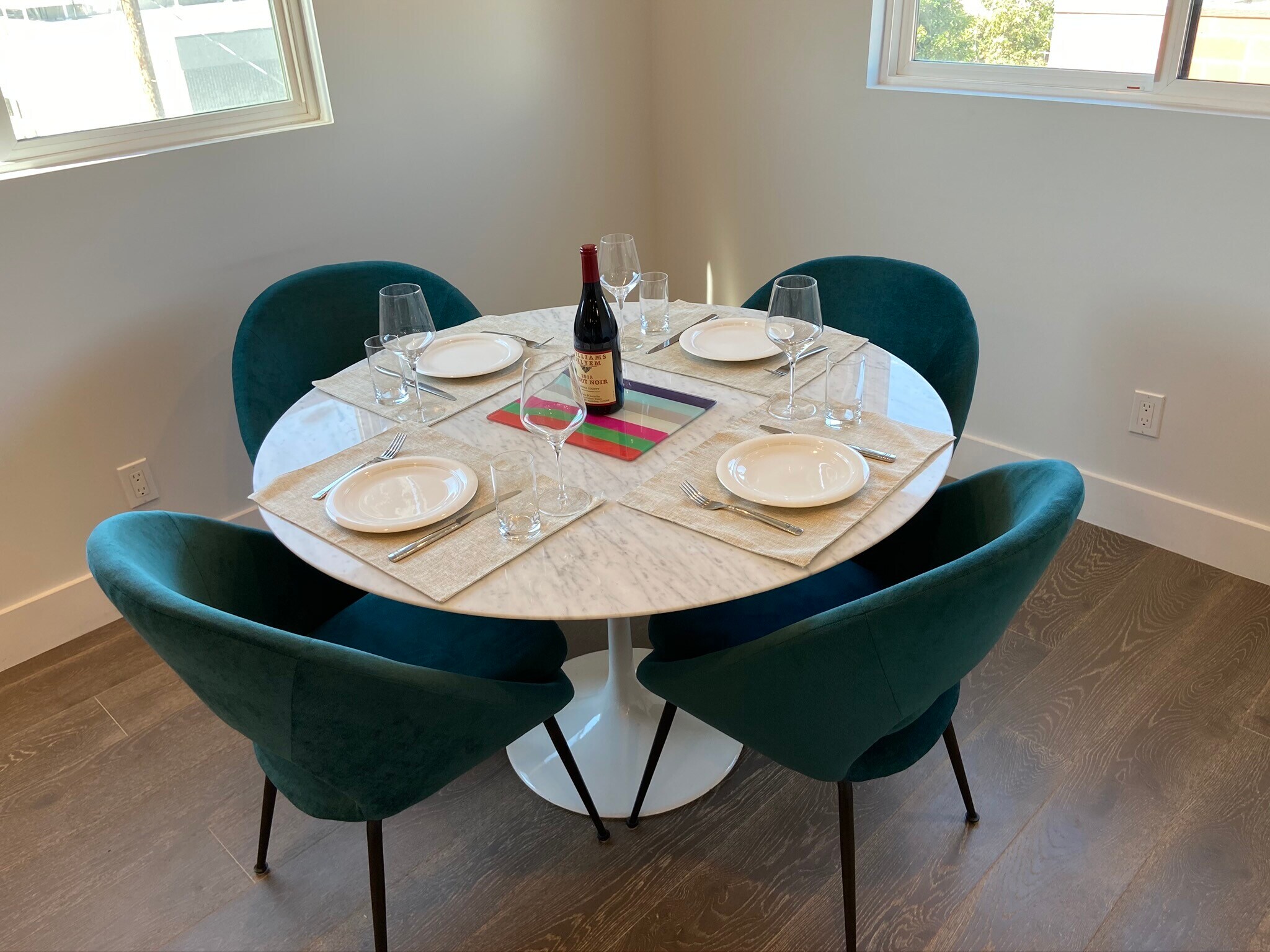 Dining Area - 935 N Hudson Ave