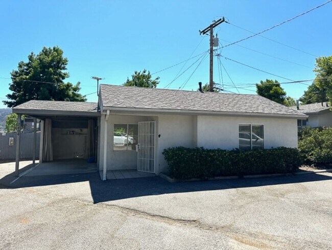 Building Photo - 2+1 Bungalow Cottage-  central a/c, carport, patio, washer/dryer hookups, pet friendly