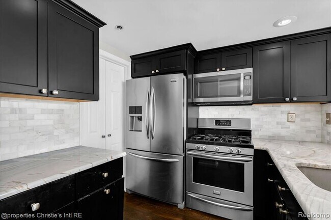 Building Photo - 250 E Harbortown Dr