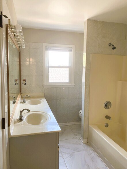 Building Photo - 3558 Winthrop Dr