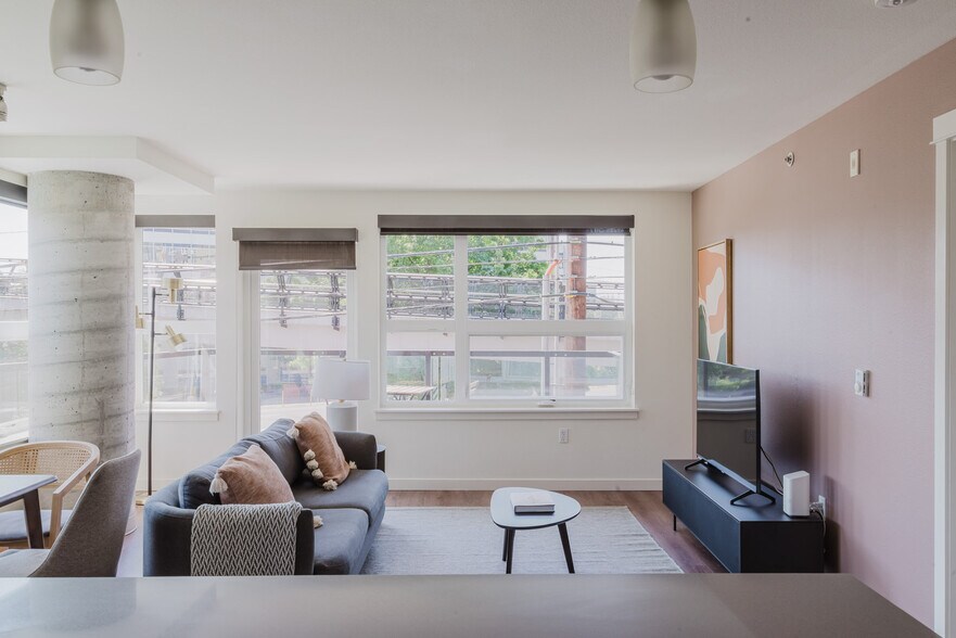 Building Photo - 330 3rd Ave W