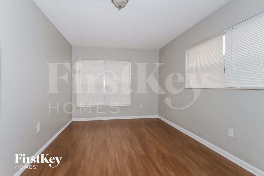 Building Photo - 9749 Sandalfoot Blvd