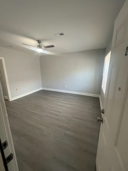Building Photo - 1213 Raum St NE