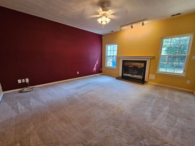 Building Photo - Estates of Greenbrier