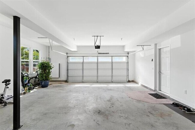 Building Photo - 2121 Harmony Dr