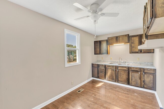 Building Photo - 844 Circle Dr