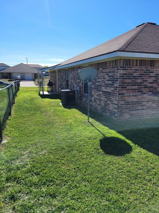 Building Photo - 2805 Alma Dr