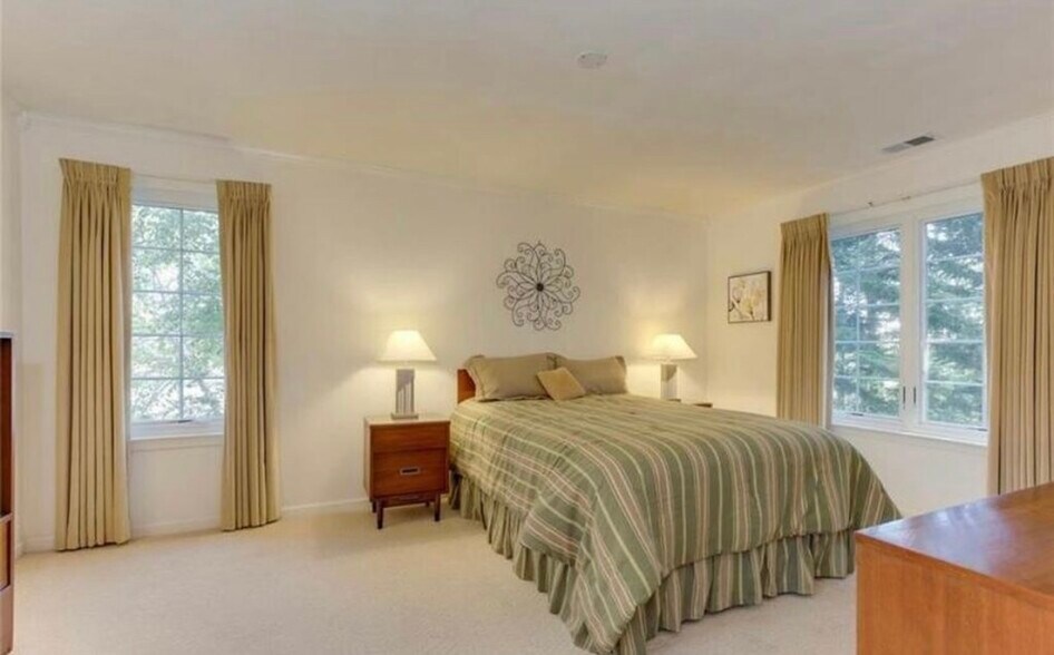 Building Photo - 900 Charnell Dr