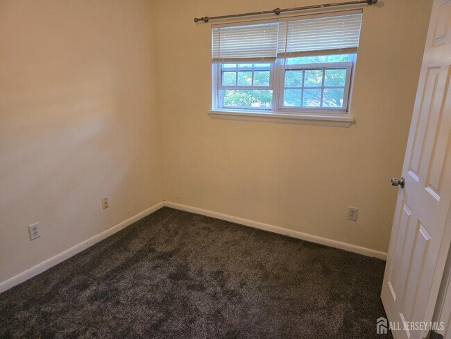 Building Photo - 143 College Dr