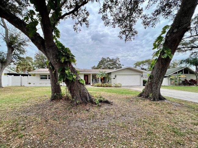 Building Photo - 1858 Oak Park Dr S