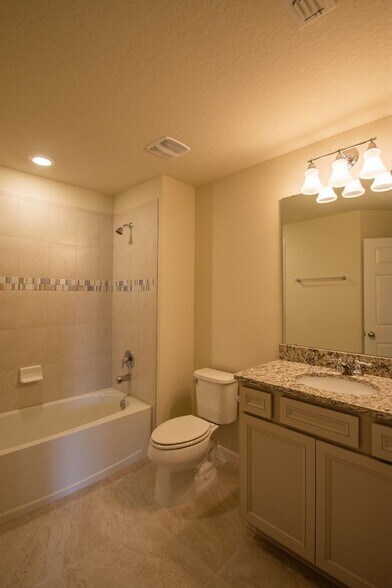 Building Photo - 3912 Plainview Dr