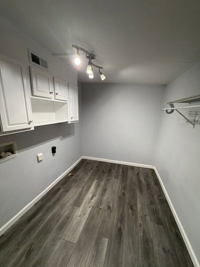 Building Photo - Check Out this price! Get it before it is gone!