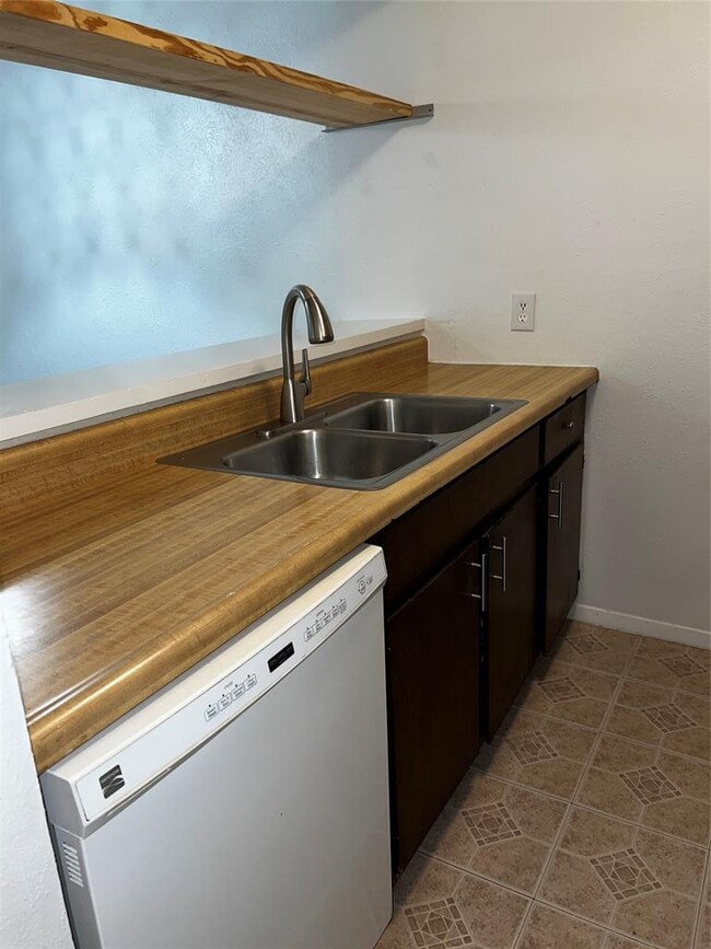 Primary Photo - 807 Plumpton Dr