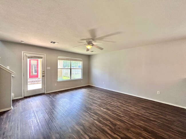 Building Photo - Charming 3BR/2BA Two-Level Home with Cover...