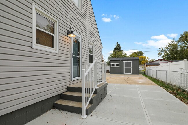 Building Photo - 1003 E Hopkins Dr