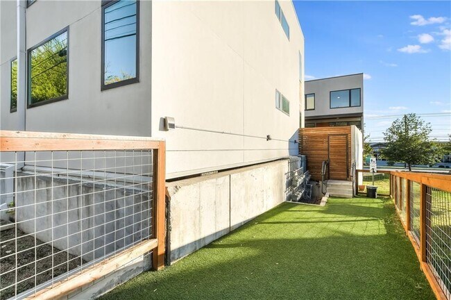 Building Photo - 2002 E 7th St