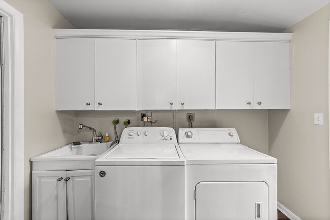 Building Photo - Fantastic 4-Bedroom with Updated Kitchen &...
