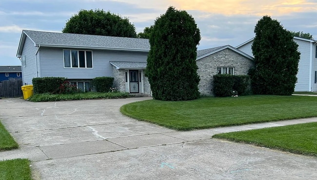 Building Photo - 712 N Rueth Dr