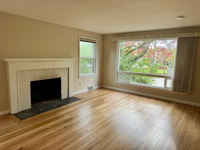 Building Photo - One Block to Lake Washington, Available Aug 1st