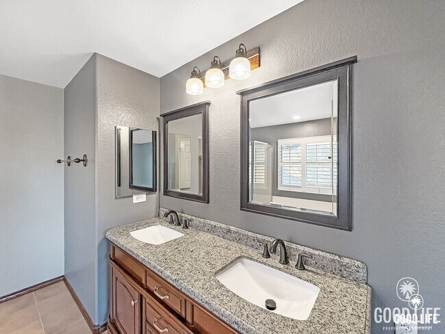 Building Photo - Great 4B/3BA House in Oceanside w/ a Large Loft!