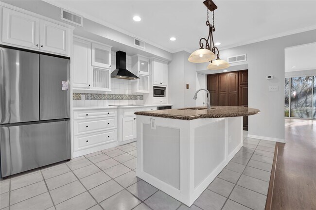Building Photo - 2113 Lake Village Dr