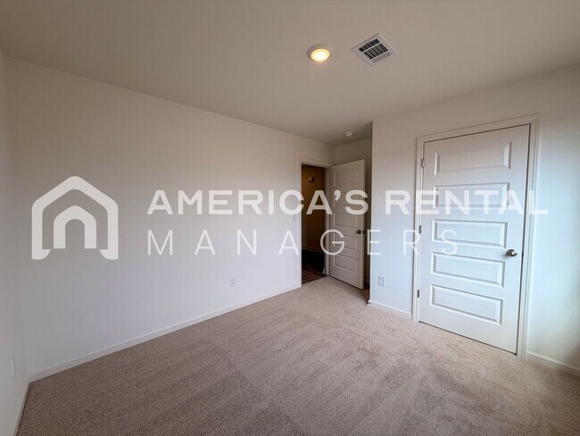 Building Photo - Available NOW! Spacious 5-Bedroom Single Level Home!