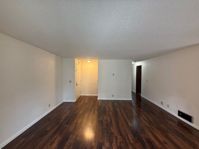 Building Photo - Charming 2 bed, 1 bath Lynnwood Condo, $1725/mo.