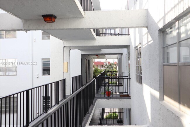 Building Photo - 3000 Sunrise Lakes Dr W