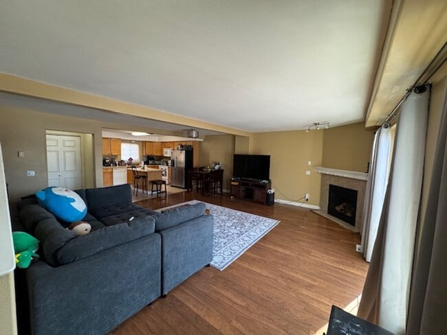 Building Photo - 3 bedroom, 2.5 bath