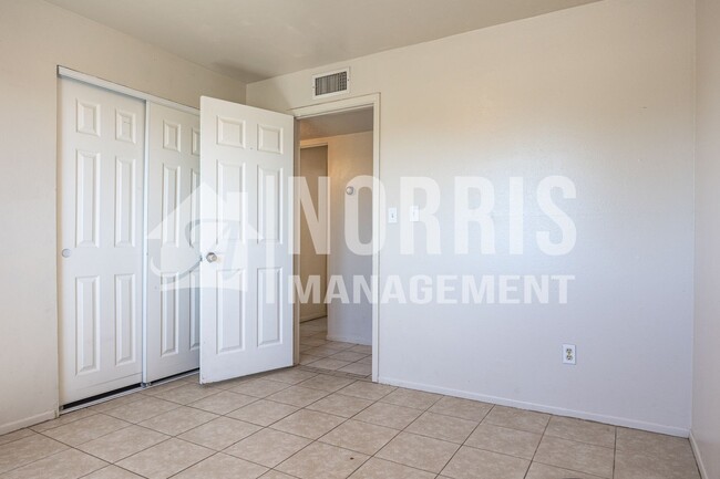 Building Photo - Great Home Located in Eloy at a Great Price!