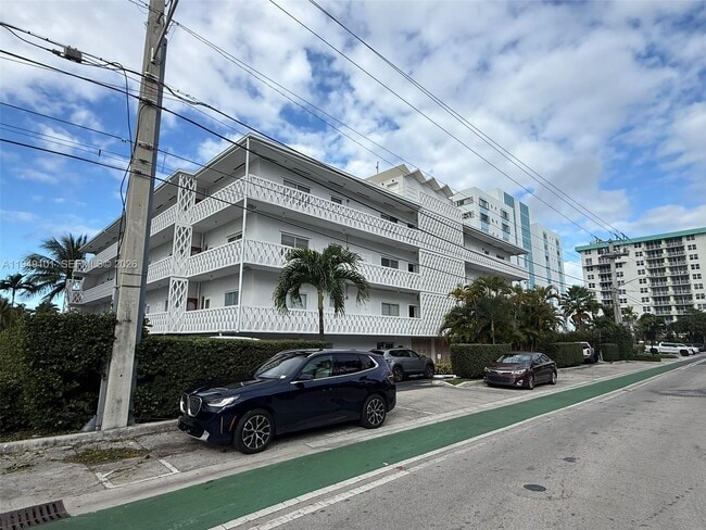 Building Photo - 10250 W Bay Harbor Dr