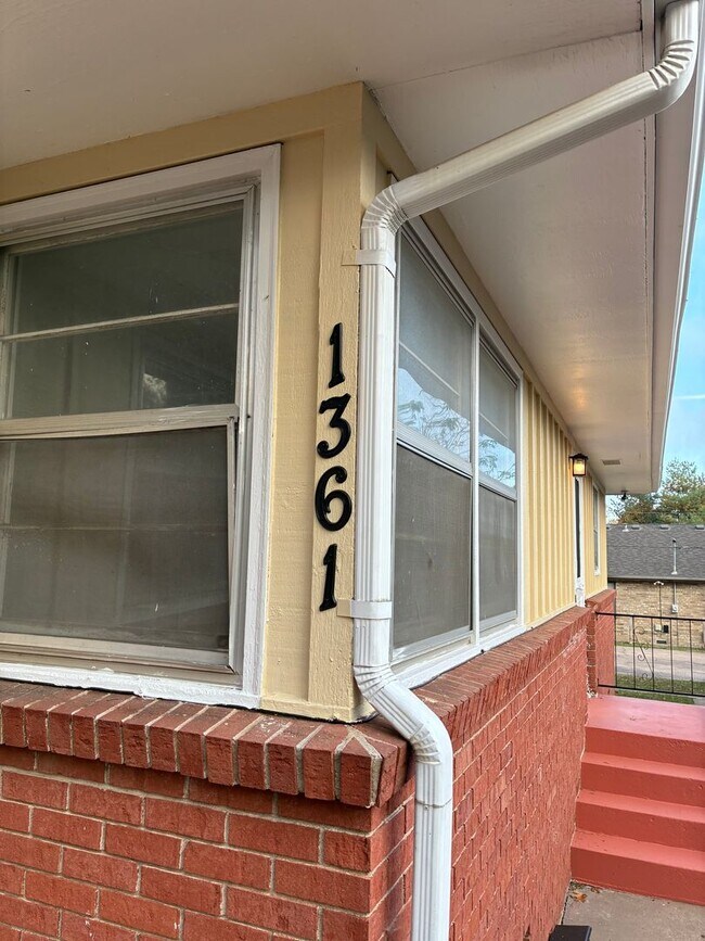 Building Photo - Rountree Elementary, fully remodeled 2 bed, 1 bath duplex walking distance to MSU campus and Roun...