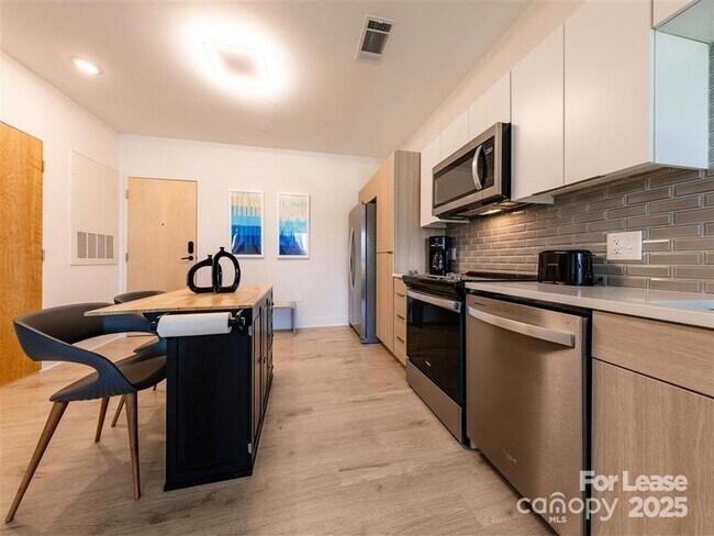 Building Photo - 1824 N Brevard St