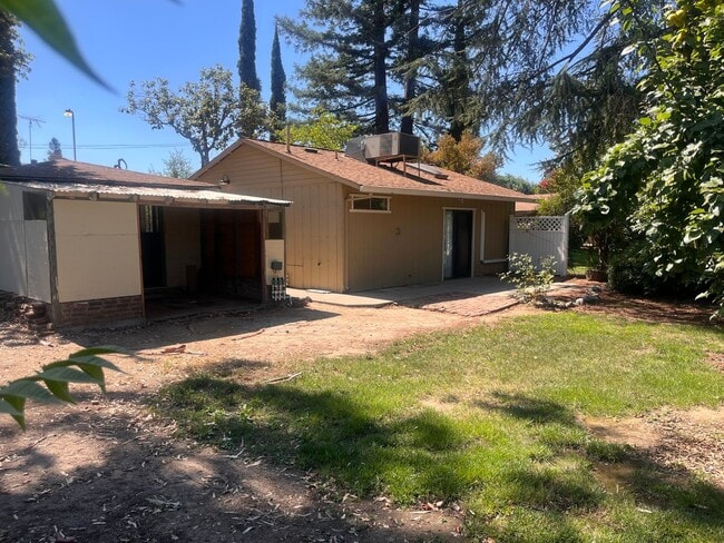 Building Photo - Great 1 bedroom 1 bathroom cottage on wooded lot in Citrus Heights