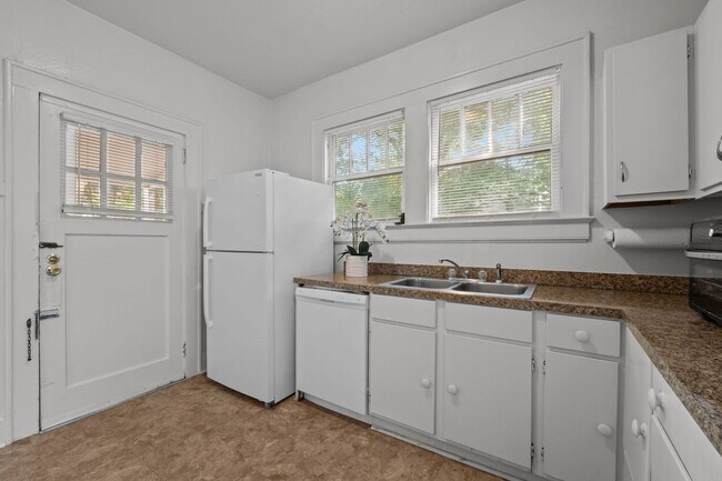 Building Photo - Spacious 5-Bed Home with Front Porch, Deck...