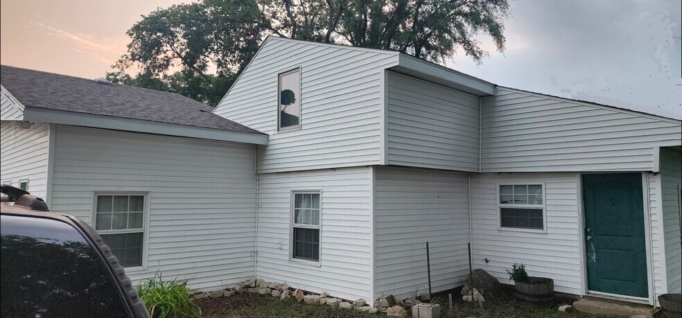 Building Photo - 905 N Somonauk Rd