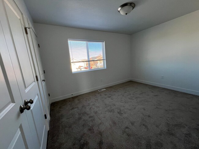 Building Photo - Brand NEW Cedar City Townhome! 6 month lea...